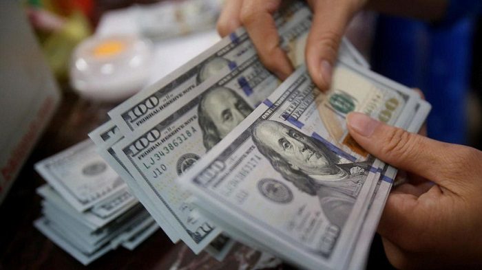Доллар на межбанковских торгах снизился до 82.5 сома