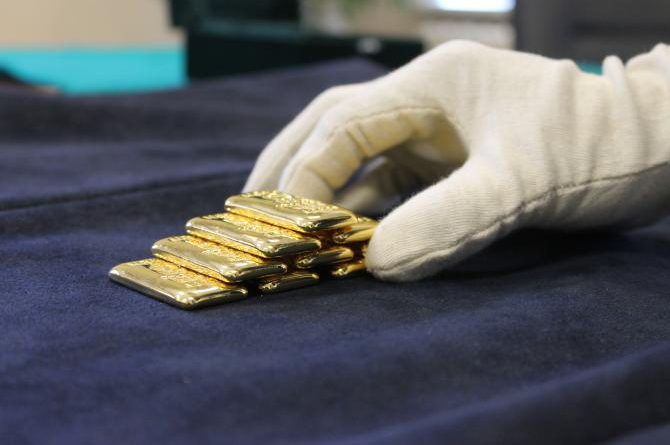 Унция золота НБ КР подешевела более чем на $15