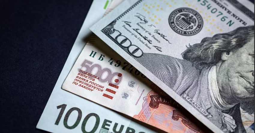 Рубль просел к доллару и евро. Курсы Центробанка РФ на 8 марта
