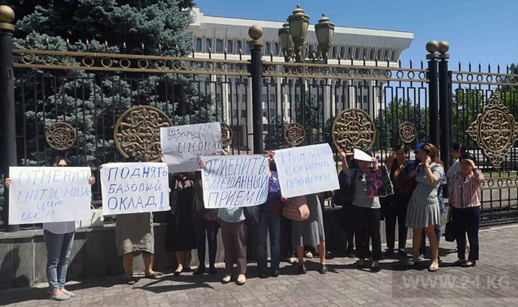 В Кыргызстане врачи больше не хотят работать за $114 в месяц