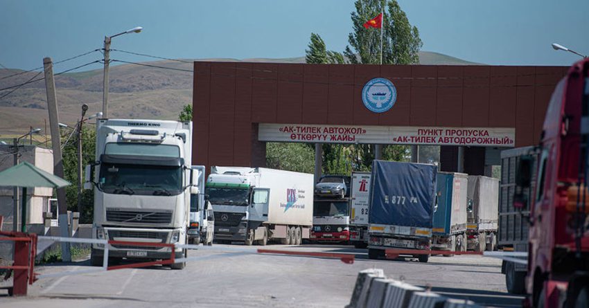 На кыргызско-казахской границе продолжается скопление машин