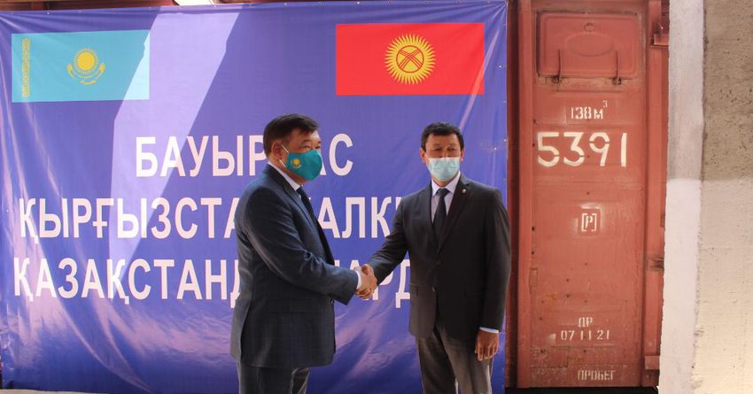 В Бишкек прибыла гумпомощь из Казахстана