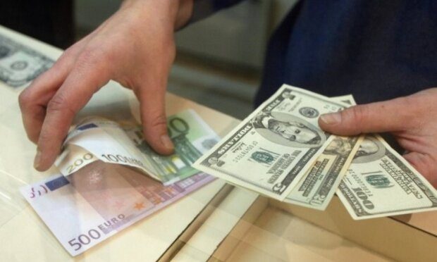 Орусиялыктар доллар менен еврону активдүү сатып алып жатышат