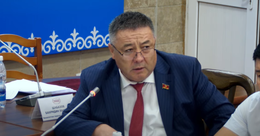 Депутат ЖК обеспокоен, что иностранцы скупают в КР земли