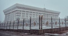Атамбаев освободил расходы из фонда депутатов от подоходного налога