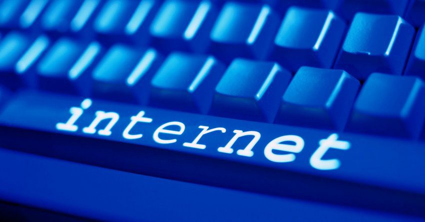 Более половины школ Кыргызстана подключат к Интернету до конца 2017 года