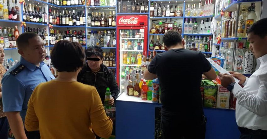 На Ошском базаре изъяли контрафактные алкоголь и сигареты