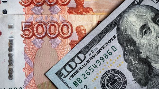 Доллар подешевел, евро подорожал к рублю. Курсы Центробанка РФ