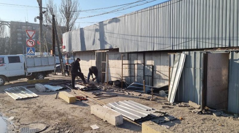 В Бишкеке демонтируют кафе и навесы на южной стороне рынка «Мадина»
