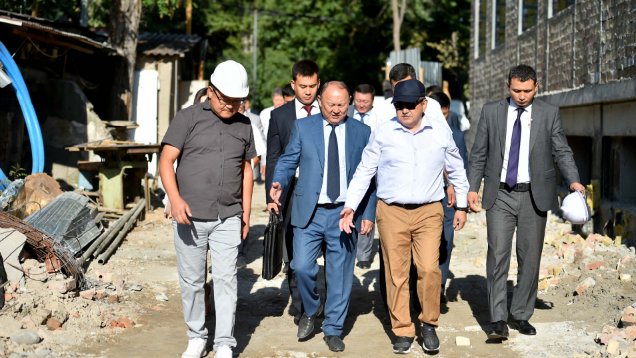 Глава кабмина посетил строящиеся школы в Бишкеке
