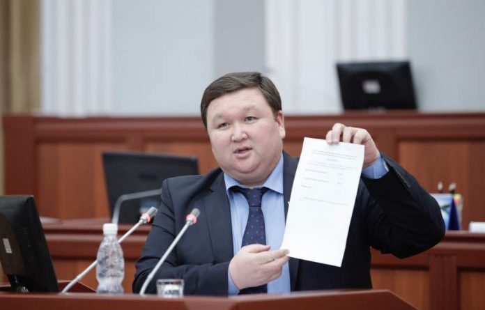 Депутат: сыртка ташылган күмөндүү акчанын 70 млн $ Кыргызстандыкы