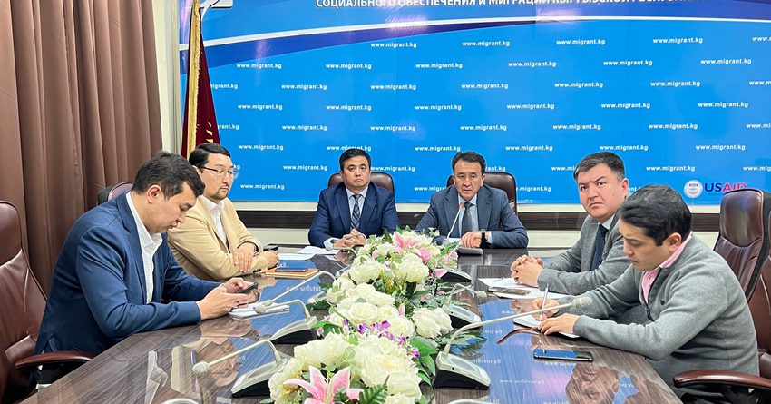 Трудовые права кыргызстанцев за рубежом обсудили в Бишкеке
