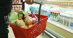 Правительство ввело госрегулирование цен на основные продукты питания