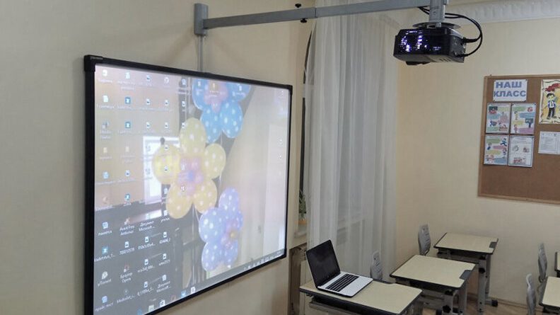 В школы Первомайского района закупят интерактивные панели