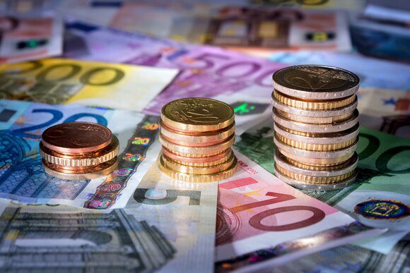 Евро в КР продолжает расти — уже почти 104 сома