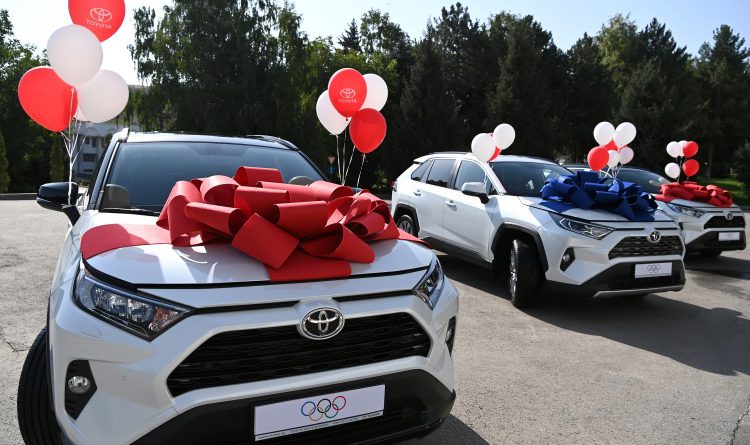 Призеры Олимпиады получили по Toyota RAV4