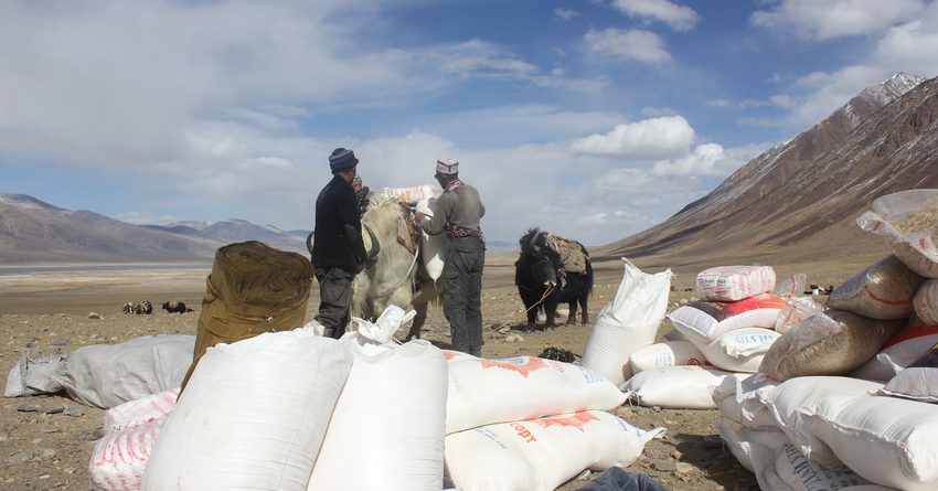 Афганским кыргызам оказана гумпомощь на 5 млн сомов