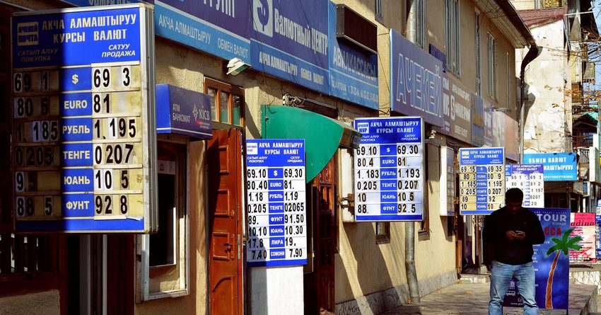 Абсолютно все банки Кыргызстана установили одинаковый курс доллара