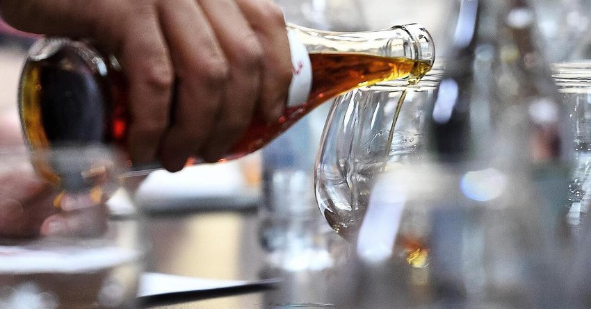 На Ошском рынке обнаружили 12 тысяч контрафактных бутылок