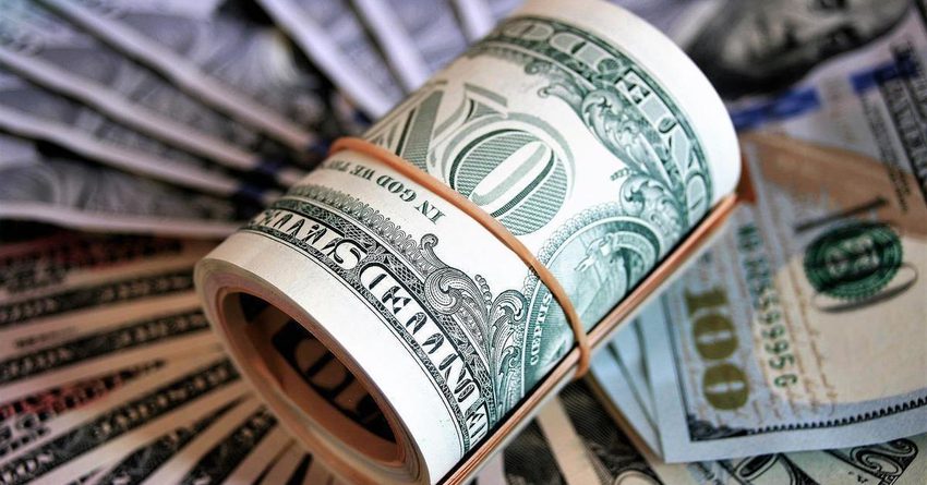 Курс доллара на межбанковских торгах вырос до 83.6 сома