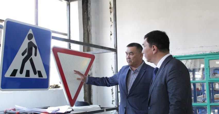 Минтранс КР начал производство дорожных знаков