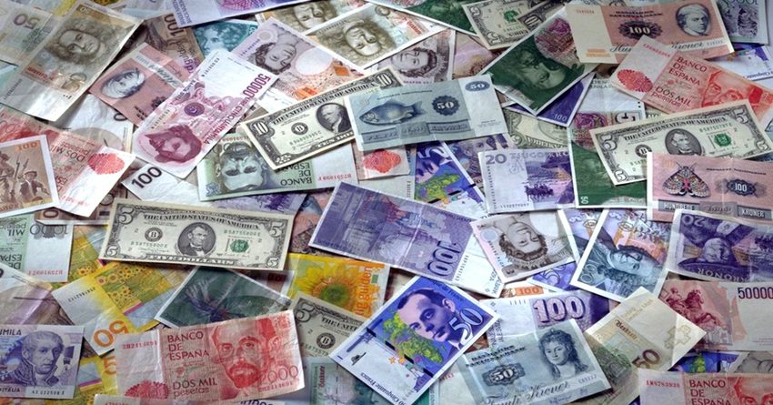Кыргызский сом просел к 36 валютам мира, а также к доллару и евро