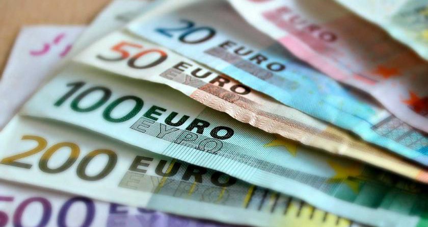 Официальный курс евро снизился до 86.5 сома