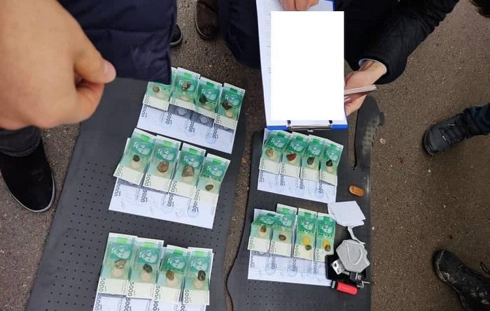 “Манас” аэропортунун көзөмөл-өткөрүү пунктунун кызматкери пара менен кармалды