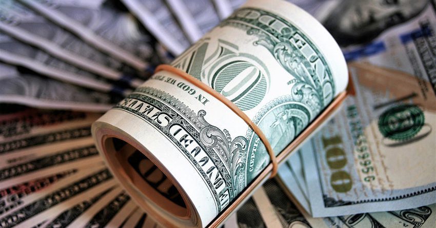 На валютных торгах доллар США продолжает продаваться по 81 сому