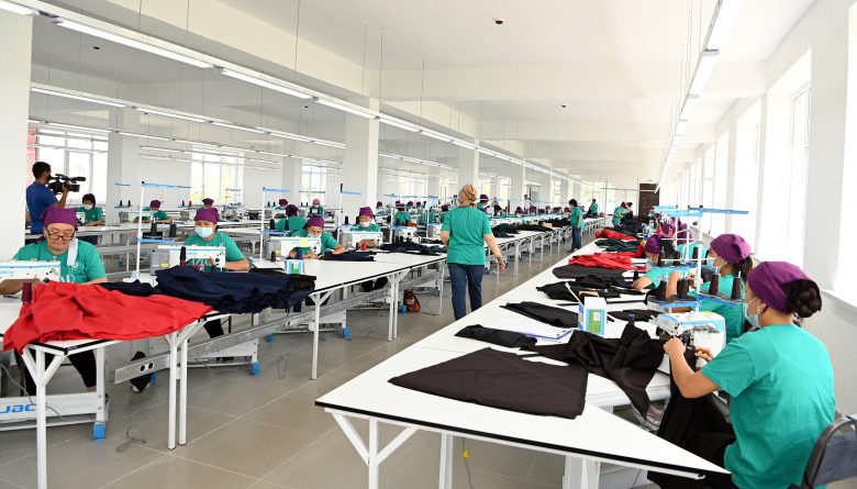 На Иссык-Куле с августа работает швейная фабрика на 300 рабочих мест