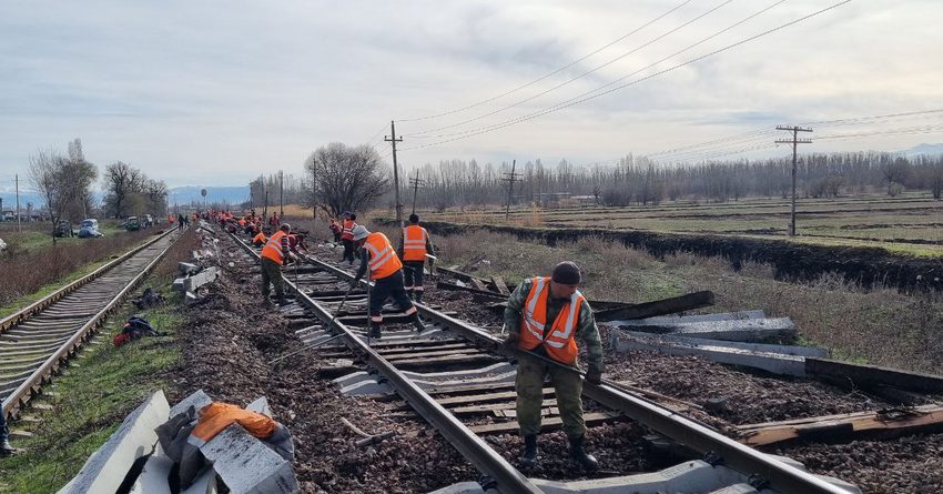 На перегоне Кант — Ивановка проводится смена шпал железной дороги
