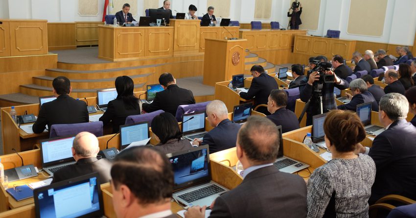 Тажик парламенти пандемия маалында бизнеске жеңилдик берет