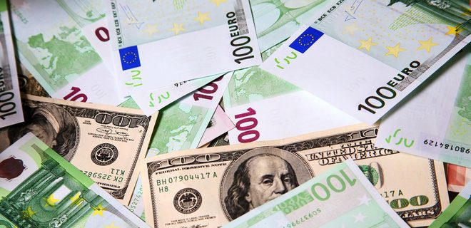 Доллар снова стоит 80 сомов — курсы валют