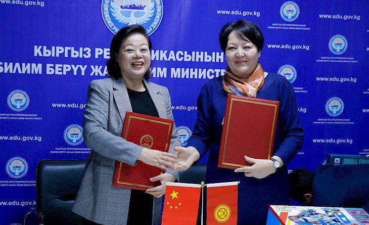 Кытай элчилиги Бишкектеги 10 бала бакчага материалдык жардам көрсөттү