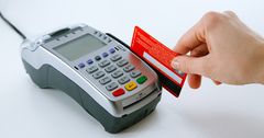 Кыргызстанцы стали реже снимать деньги с банковских карт и чаще платить через POS-терминалы