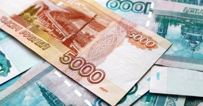 После активного роста рубль несколько упал к доллару и евро