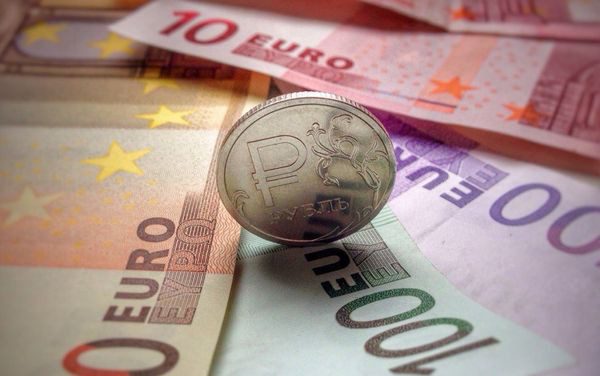 Рубль просел к евро и доллару. Курс Центробанка