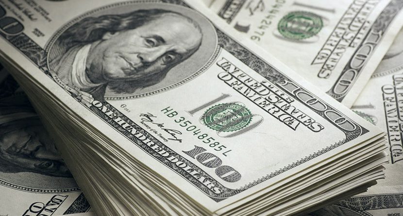 Спрос на доллар снизился в 2 раза на межбанковских торгах