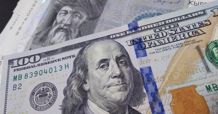 Стоимость доллара продолжает снижаться — уже 76 сомов
