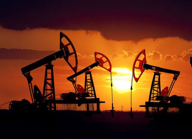 Россия продолжает сокращать добычу нефти