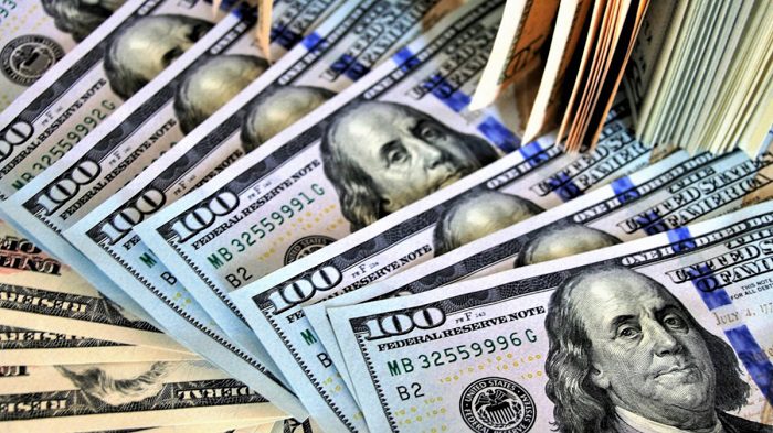 На межбанковских валютных торгах доллар вырос до 82.6 сома