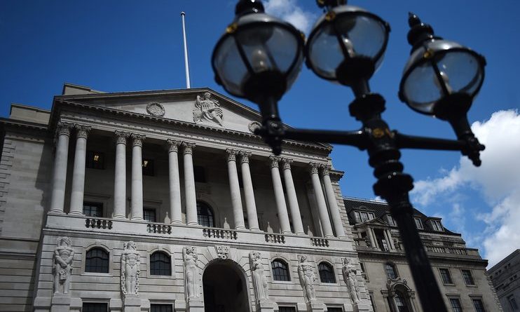 Банк Англии сохранил ставку на прежнем уровне и повысил прогноз экономического роста