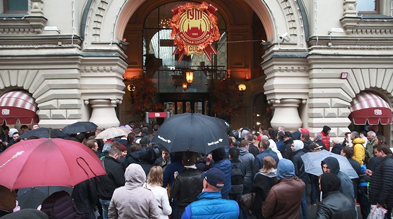 В Москве выстроилась очередь из 300 человек в ожидании начала продаж iPhone 7
